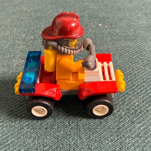 LEGO Emergency Response Vehicles with Two Minifigures - Picture 9 of 10